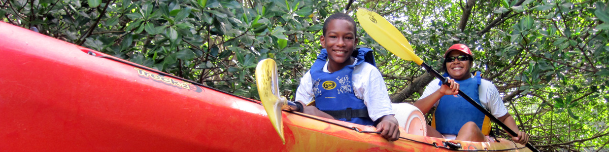 Enfants en kayak orange, balade Esprit Parc National Guadeloupe