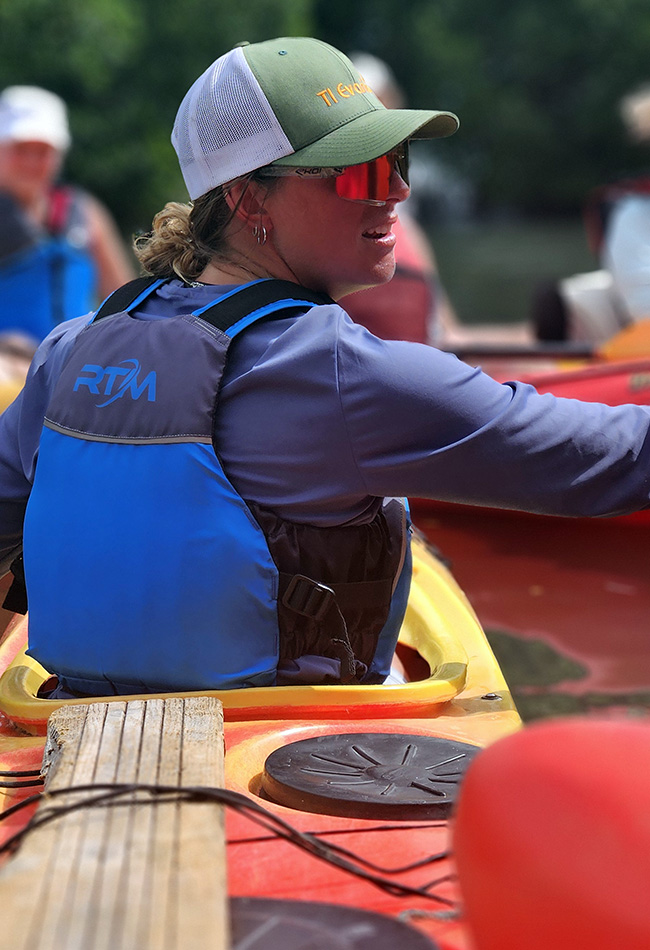 Guide kayak Esprit Parc National en gilet RTM, encadrement Guadeloupe